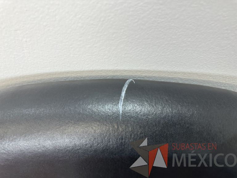 Lote 018 - Silla operativa con ruedas, descansabrazos, asiento y respaldo en vinipiel - Imagen 4