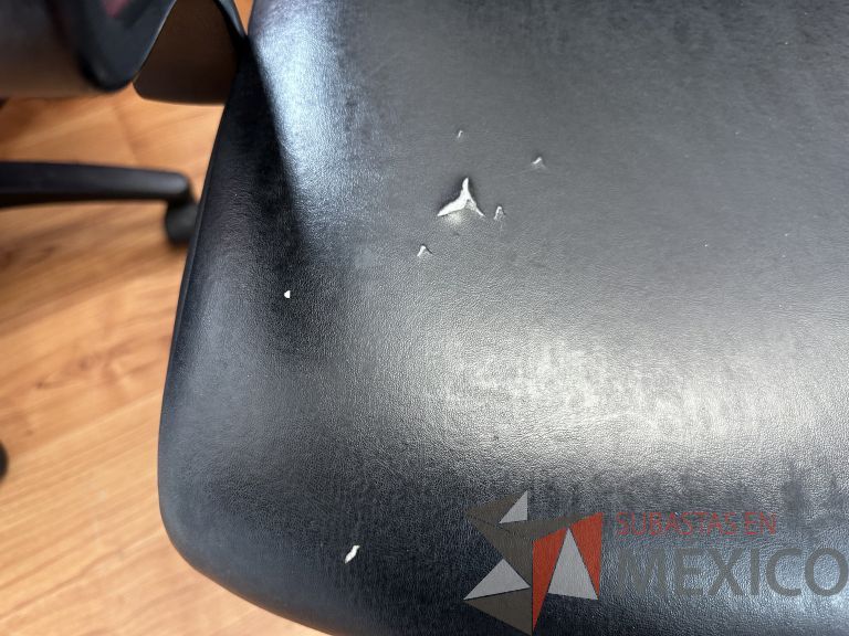 Lote 018 - Silla operativa con ruedas, descansabrazos, asiento y respaldo en vinipiel - Imagen 2