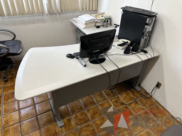 Lote 027 - Escritorio en escuadra con accesorio para poner CPU y con archivero de 2 cajones - Imagen 8