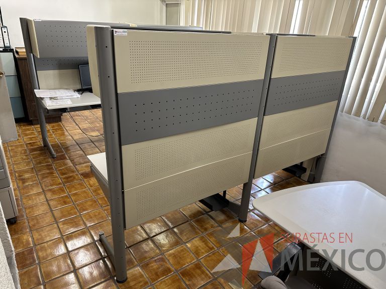 Lote 028 - Estación de trabajo para 2 personas con 2 gavetas con 1 puerta y base para poner CPU - Imagen 16