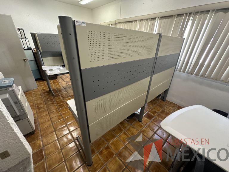 Lote 028 - Estación de trabajo para 2 personas con 2 gavetas con 1 puerta y base para poner CPU - Imagen 15