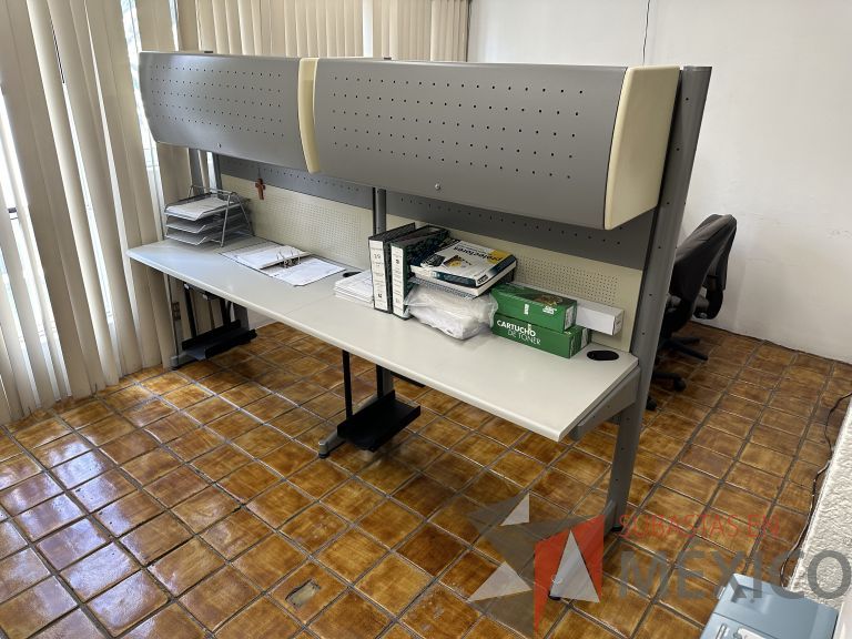 Lote 028 - Estación de trabajo para 2 personas con 2 gavetas con 1 puerta y base para poner CPU - Imagen 13