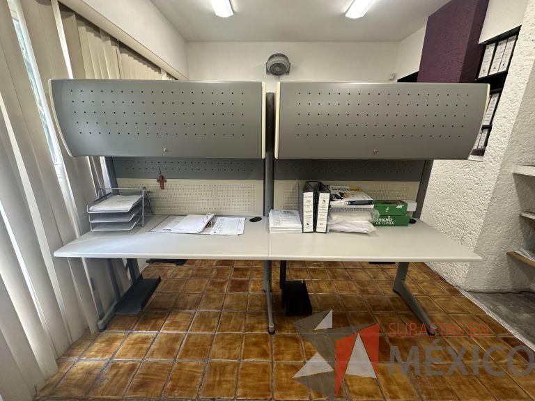 Lote 028 - Estación de trabajo para 2 personas con 2 gavetas con 1 puerta y base para poner CPU