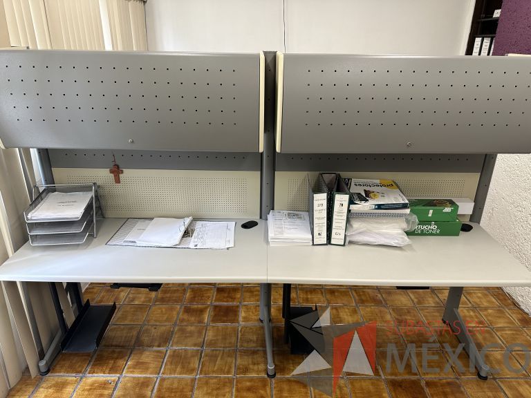 Lote 028 - Estación de trabajo para 2 personas con 2 gavetas con 1 puerta y base para poner CPU - Imagen 12