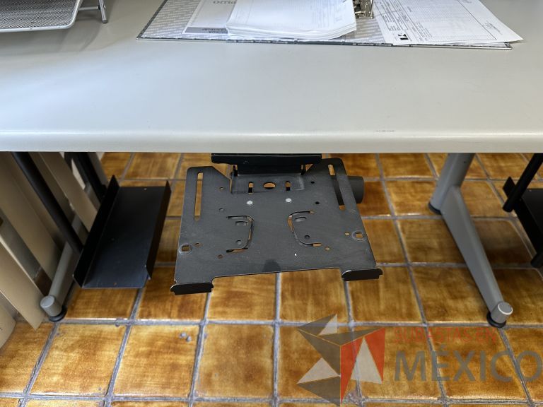 Lote 028 - Estación de trabajo para 2 personas con 2 gavetas con 1 puerta y base para poner CPU - Imagen 9