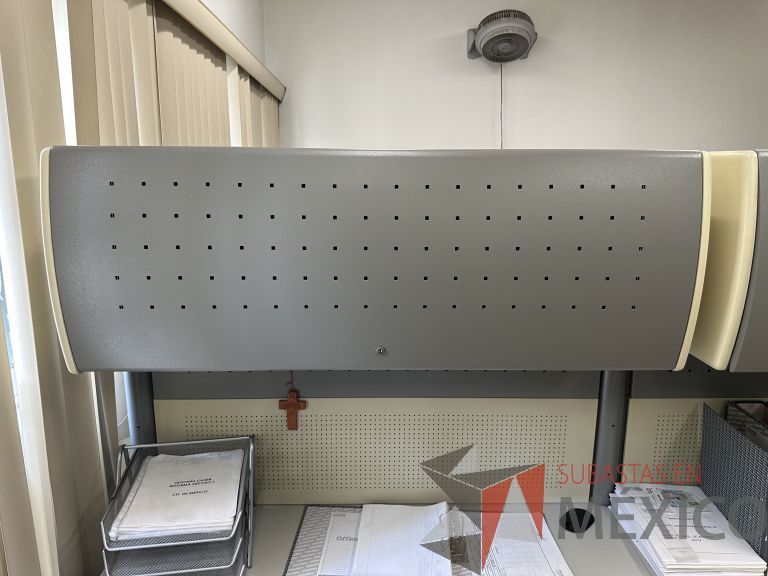 Lote 028 - Estación de trabajo para 2 personas con 2 gavetas con 1 puerta y base para poner CPU - Imagen 4