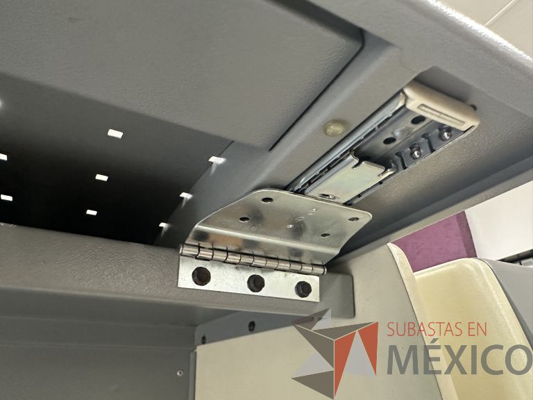 Lote 028 - Estación de trabajo para 2 personas con 2 gavetas con 1 puerta y base para poner CPU - Imagen 2