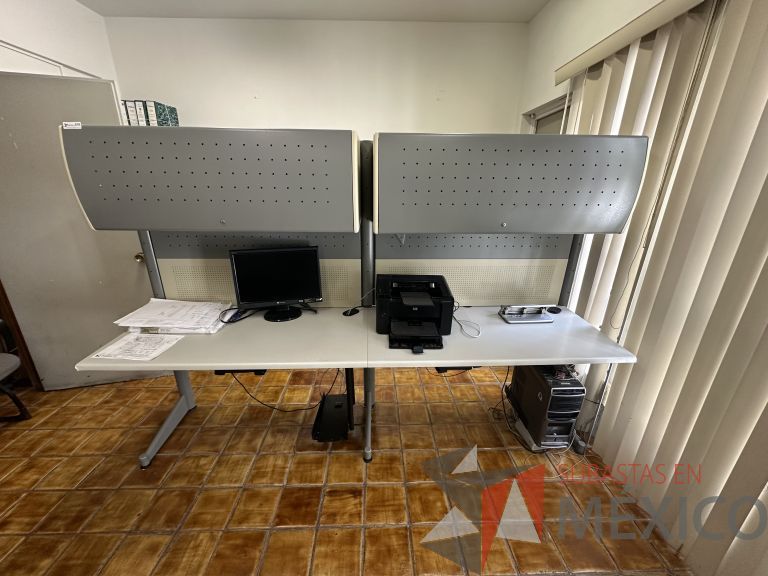 Lote 029 - Estación de trabajo para 2 personas con 2 gavetas con 1 puerta y base para poner CPU