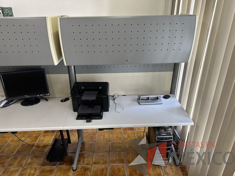 Lote 029 - Estación de trabajo para 2 personas con 2 gavetas con 1 puerta y base para poner CPU - Imagen 8
