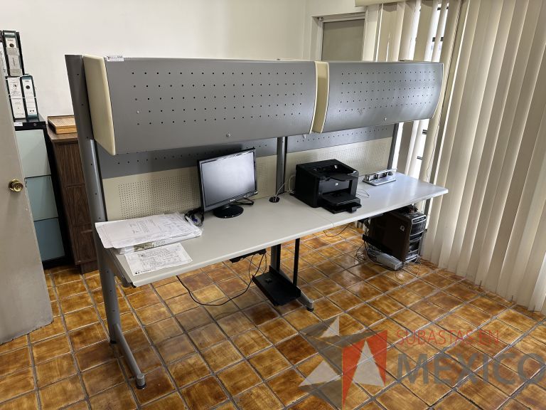 Lote 029 - Estación de trabajo para 2 personas con 2 gavetas con 1 puerta y base para poner CPU - Imagen 7