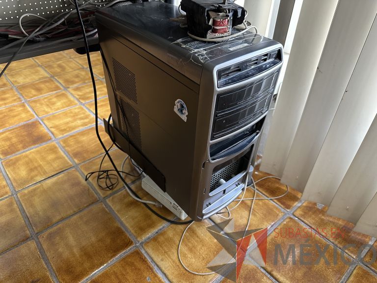 Lote 029 - Estación de trabajo para 2 personas con 2 gavetas con 1 puerta y base para poner CPU - Imagen 6