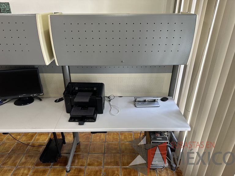 Lote 029 - Estación de trabajo para 2 personas con 2 gavetas con 1 puerta y base para poner CPU - Imagen 5