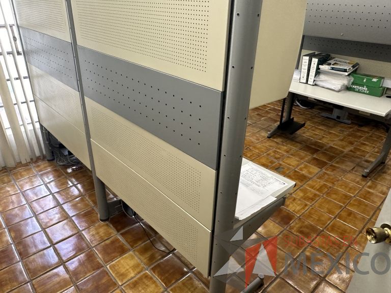 Lote 029 - Estación de trabajo para 2 personas con 2 gavetas con 1 puerta y base para poner CPU - Imagen 4