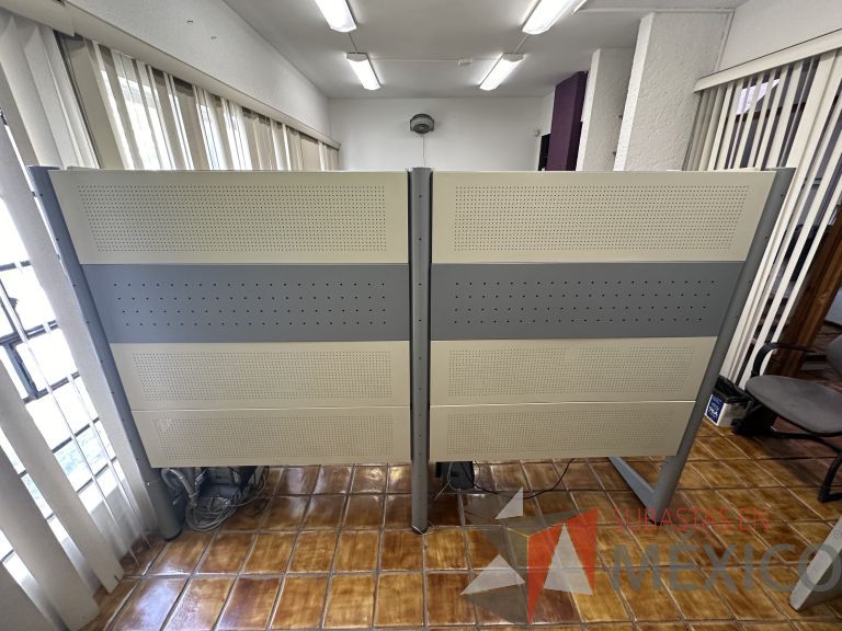Lote 029 - Estación de trabajo para 2 personas con 2 gavetas con 1 puerta y base para poner CPU - Imagen 3
