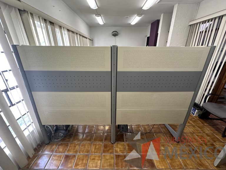 Lote 029 - Estación de trabajo para 2 personas con 2 gavetas con 1 puerta y base para poner CPU - Imagen 2
