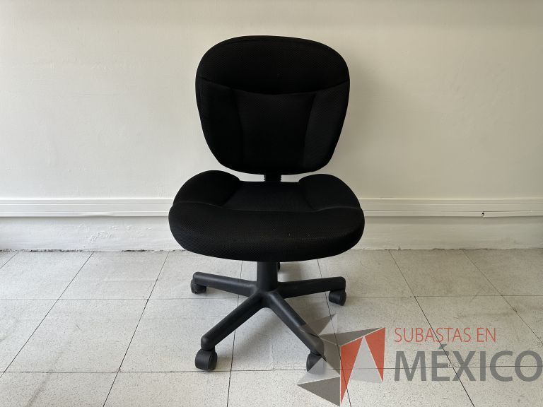 Lote 039 - Silla secretarial con ruedas, asiento y respaldo en tela color negro
