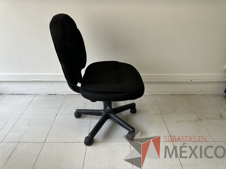 Lote 039 - Silla secretarial con ruedas, asiento y respaldo en tela color negro - Imagen 6