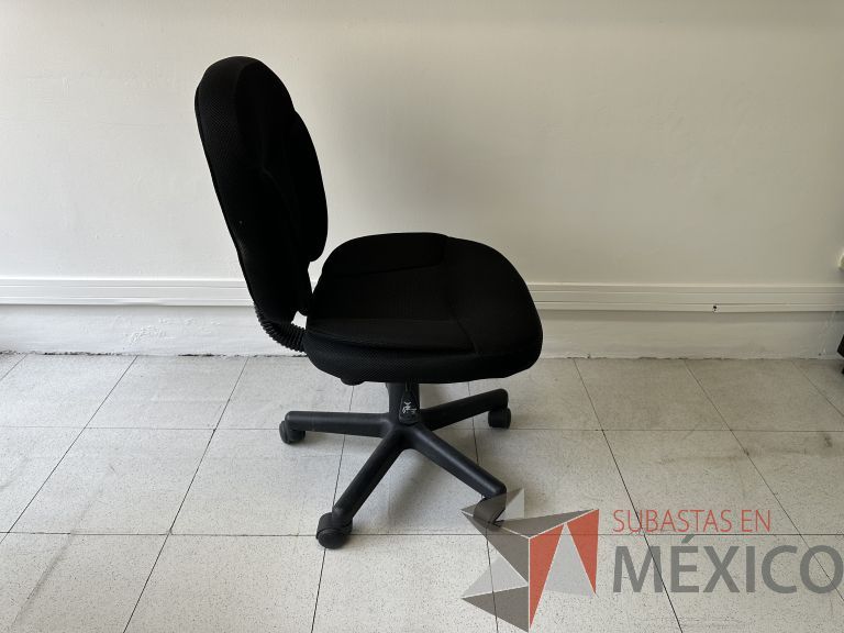 Lote 039 - Silla secretarial con ruedas, asiento y respaldo en tela color negro - Imagen 5