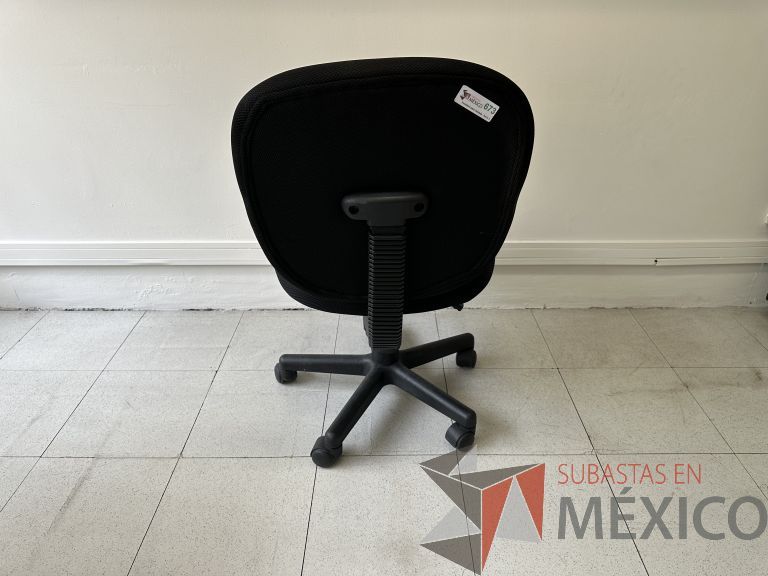 Lote 039 - Silla secretarial con ruedas, asiento y respaldo en tela color negro - Imagen 4
