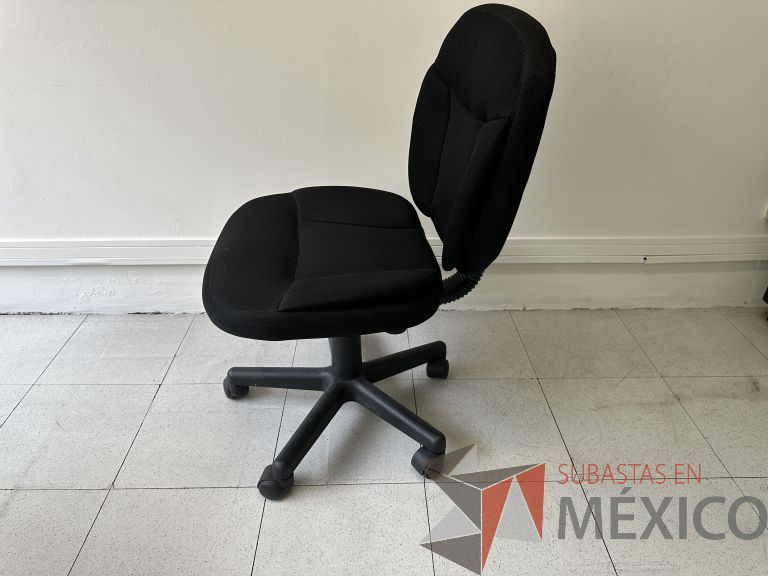 Lote 039 - Silla secretarial con ruedas, asiento y respaldo en tela color negro - Imagen 3