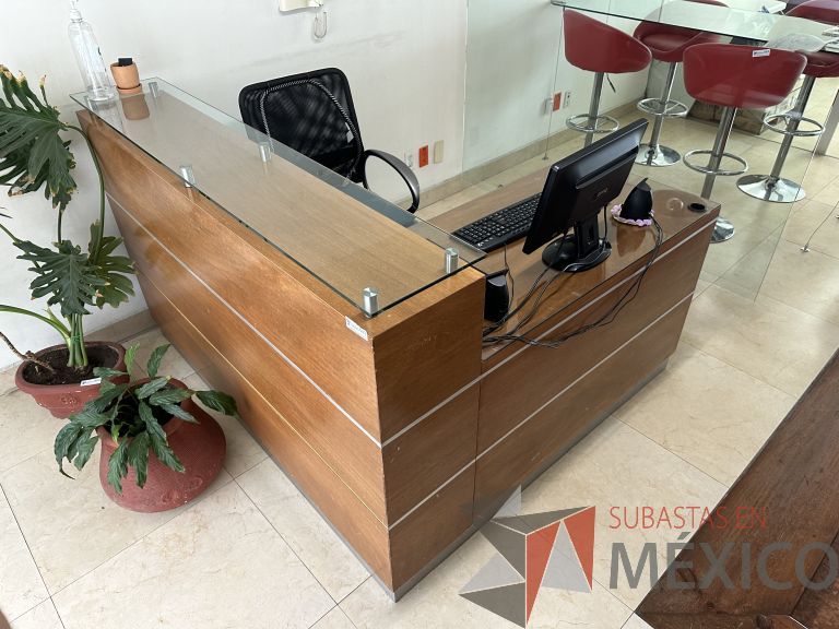 Lote 048 - Mueble de recepción con 1 archivero de 2 cajones y repisa de vidrio - Imagen 3