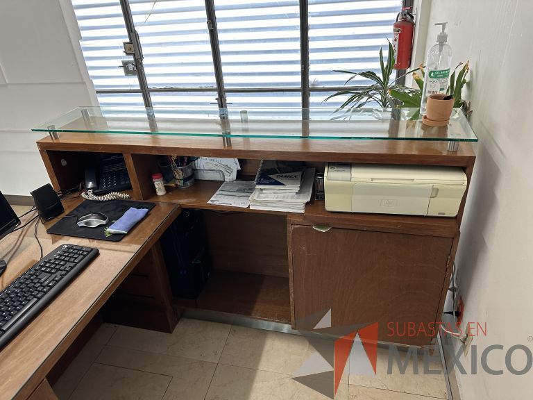 Lote 048 - Mueble de recepción con 1 archivero de 2 cajones y repisa de vidrio - Imagen 7