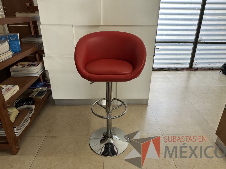 Lote 056 - Silla con base metálica con descansapies, asiento y respaldo en piel color rojo