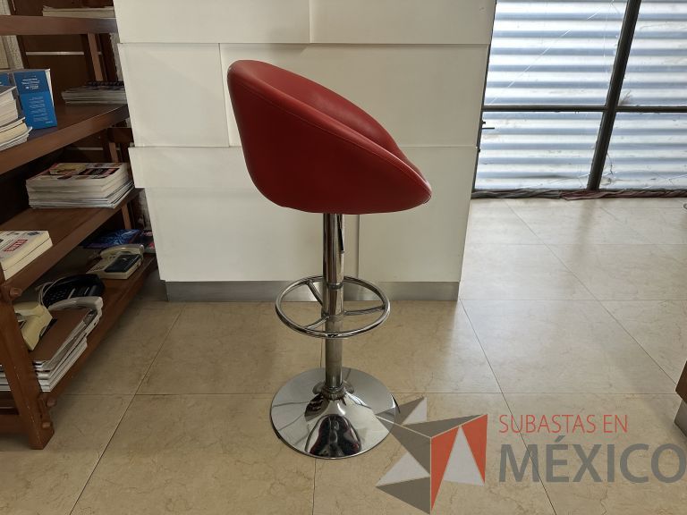 Lote 056 - Silla con base metálica con descansapies, asiento y respaldo en piel color rojo - Imagen 2
