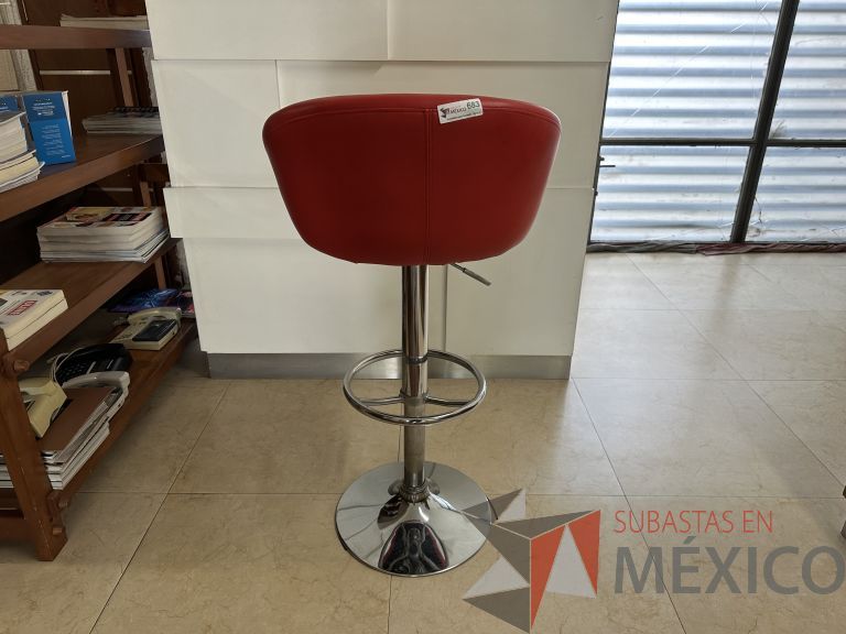 Lote 056 - Silla con base metálica con descansapies, asiento y respaldo en piel color rojo - Imagen 3