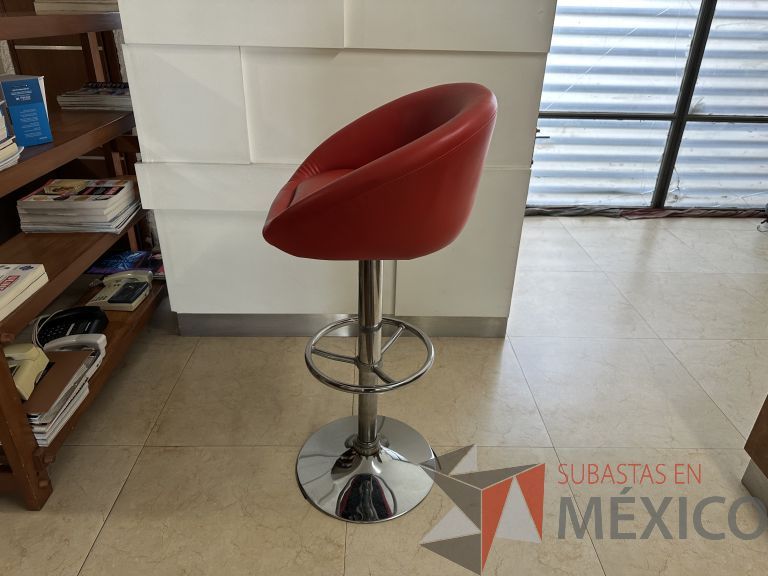 Lote 056 - Silla con base metálica con descansapies, asiento y respaldo en piel color rojo - Imagen 4
