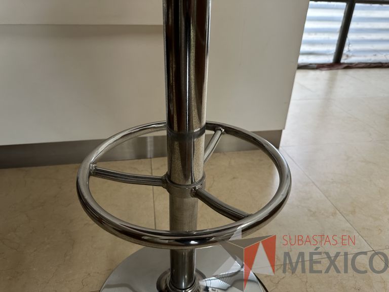 Lote 056 - Silla con base metálica con descansapies, asiento y respaldo en piel color rojo - Imagen 6
