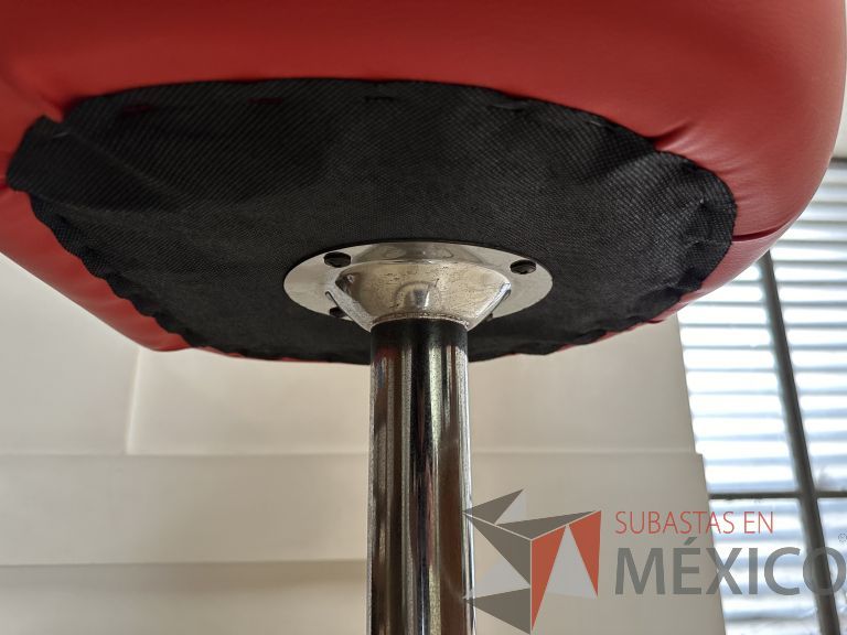 Lote 056 - Silla con base metálica con descansapies, asiento y respaldo en piel color rojo - Imagen 7