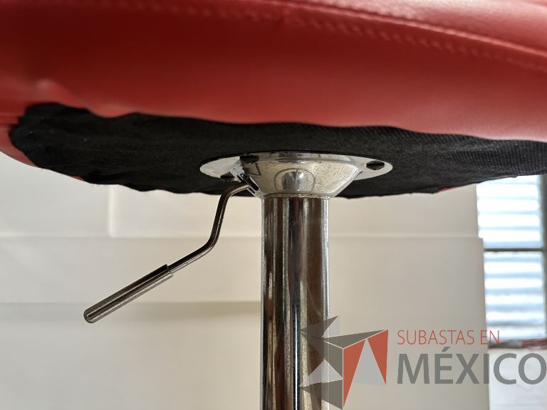 Lote 056 - Silla con base metálica con descansapies, asiento y respaldo en piel color rojo - Imagen 9