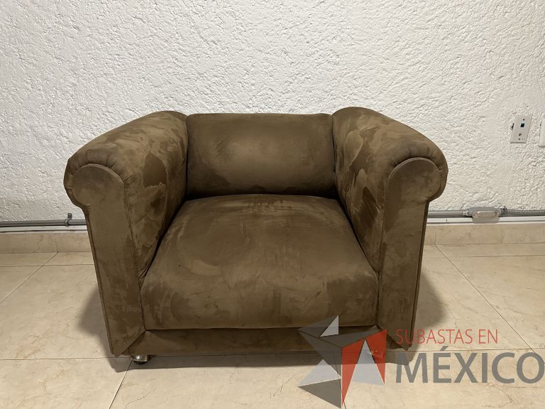 Lote 064 - Sillón de 1 plaza con ruedas, asiento y respaldo en tela tipo gamuza