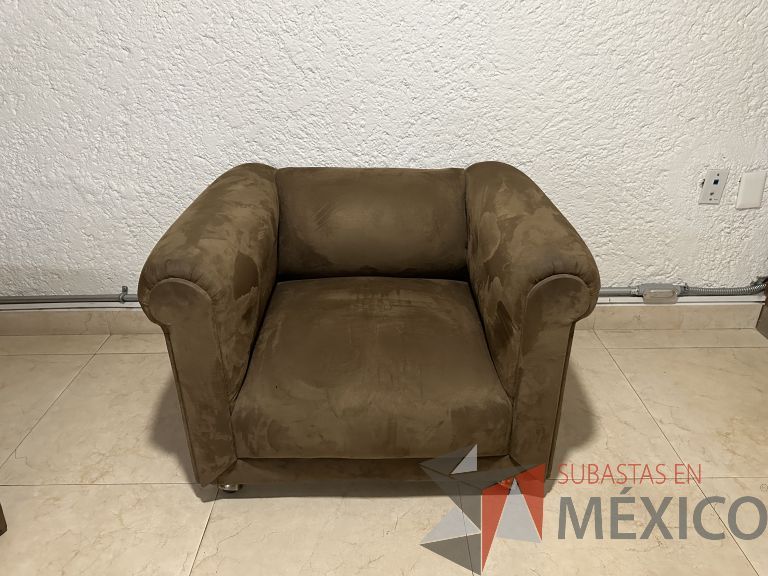 Lote 064 - Sillón de 1 plaza con ruedas, asiento y respaldo en tela tipo gamuza - Imagen 2