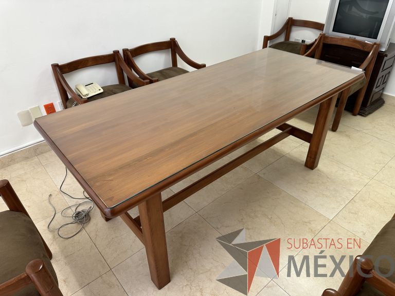 Lote 057 - Mesa de sala de juntas para 6 personas con cubierta de cristal