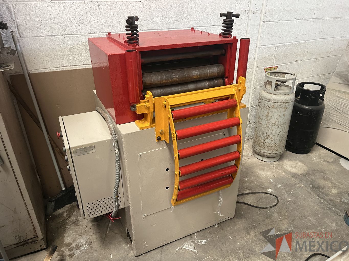 Lote 003 - Enderezadora de lámina en rollo 18” de ancho, motor de 3HP 7 rodillos enderezadores y dos tractores, Año 91 - Imagen 14