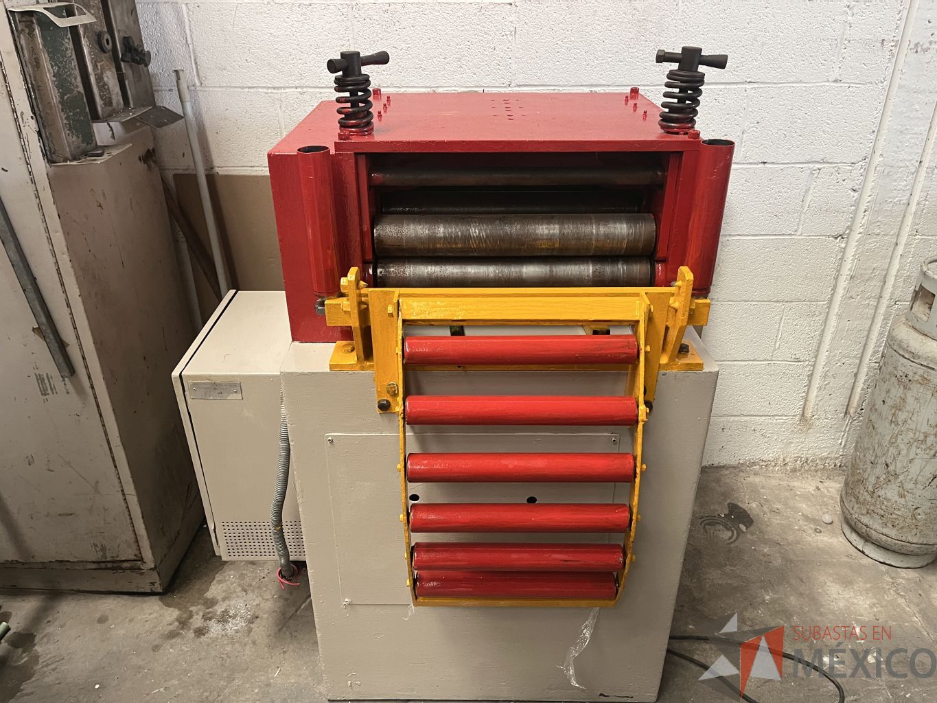 Lote 003 - Enderezadora de lámina en rollo 18” de ancho, motor de 3HP 7 rodillos enderezadores y dos tractores, Año 91