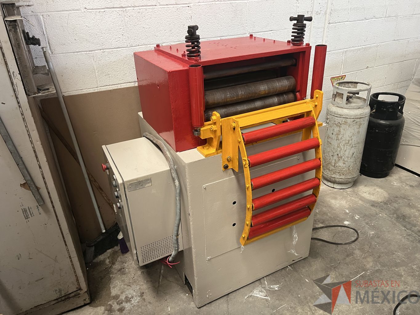 Lote 003 - Enderezadora de lámina en rollo 18” de ancho, motor de 3HP 7 rodillos enderezadores y dos tractores, Año 91 - Imagen 13