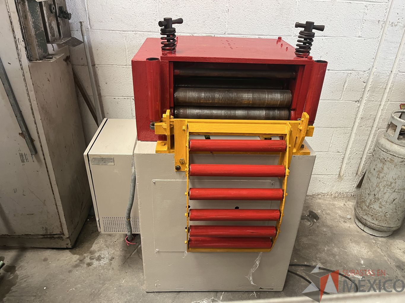 Lote 003 - Enderezadora de lámina en rollo 18” de ancho, motor de 3HP 7 rodillos enderezadores y dos tractores, Año 91 - Imagen 2