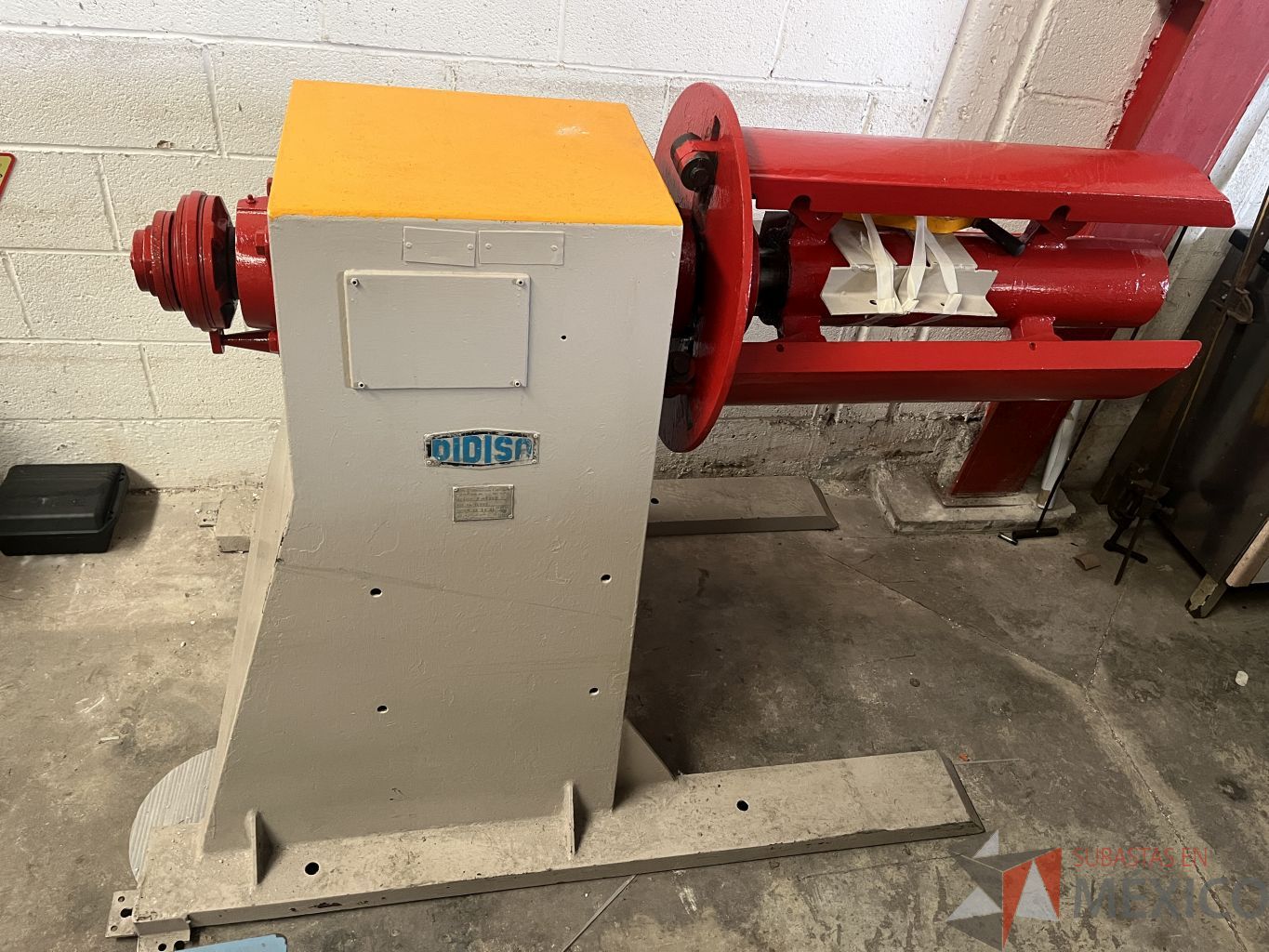 Lote 002 - Desenrolladora de lámina en rollo, 2,200 lb. Año 91