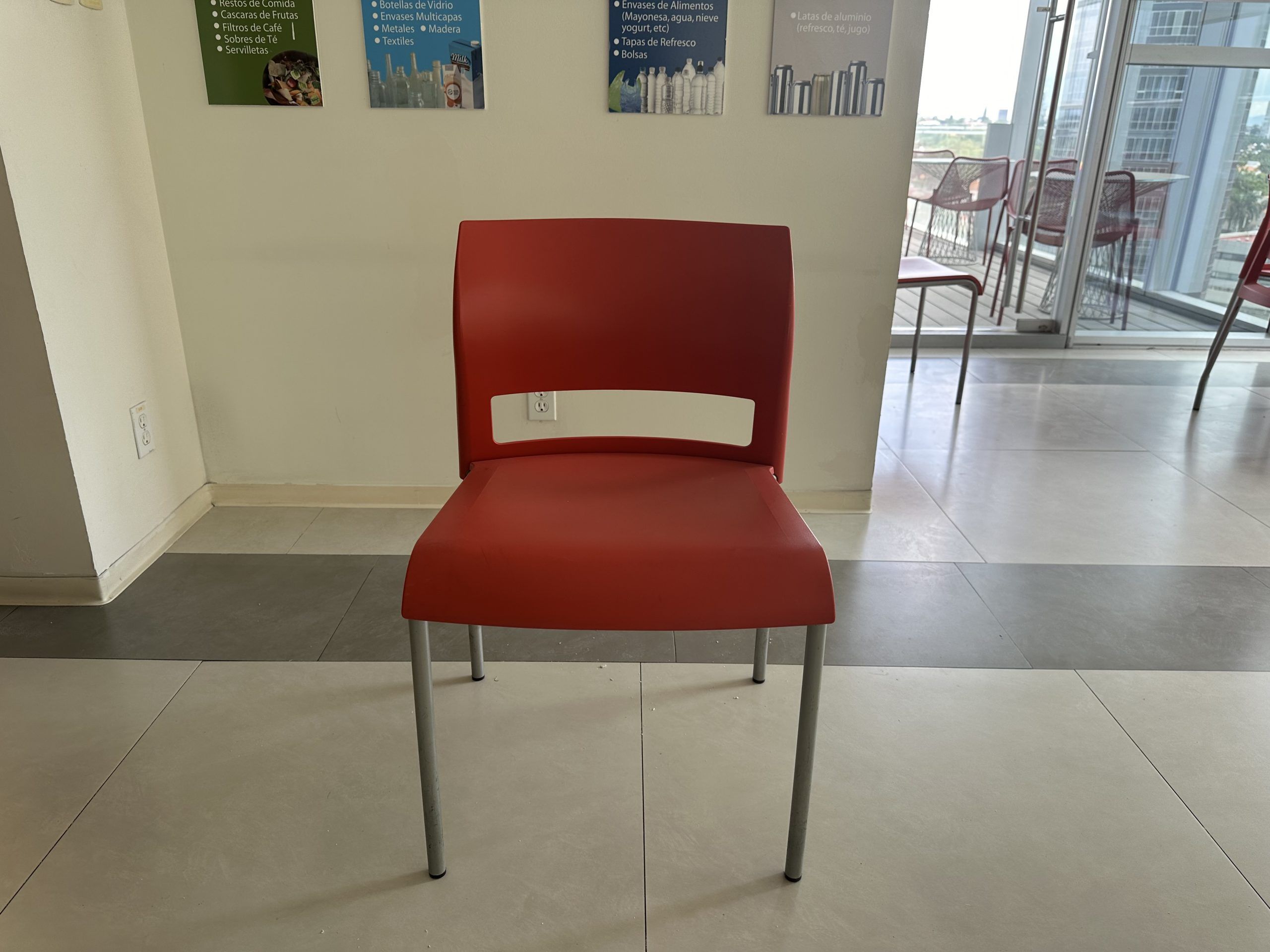 Lote 125 - 2 Sillas fijas, con asiento y respaldo en plástico color rojo