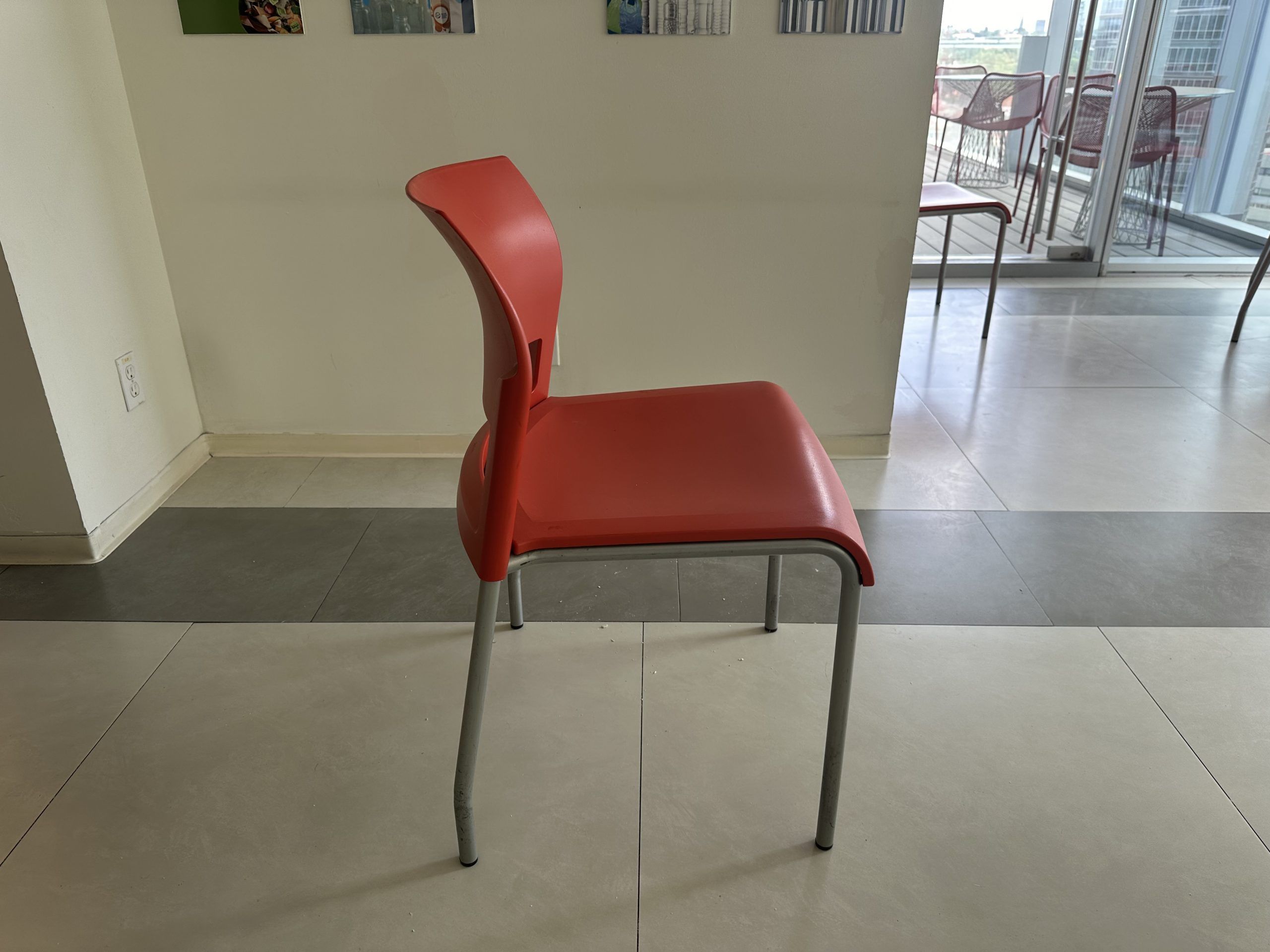 Lote 125 - 2 Sillas fijas, con asiento y respaldo en plástico color rojo - Imagen 5
