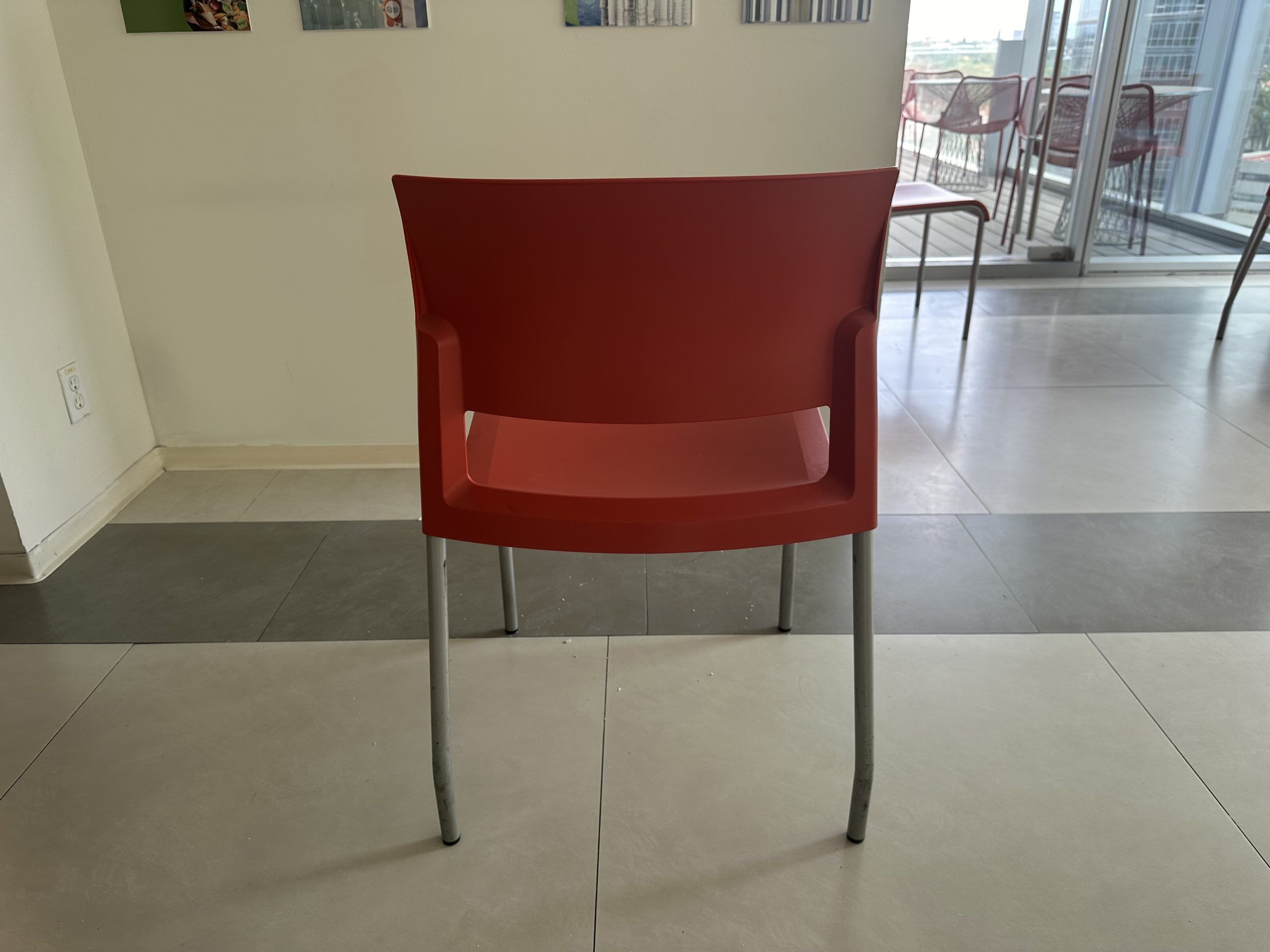Lote 125 - 2 Sillas fijas, con asiento y respaldo en plástico color rojo - Imagen 4