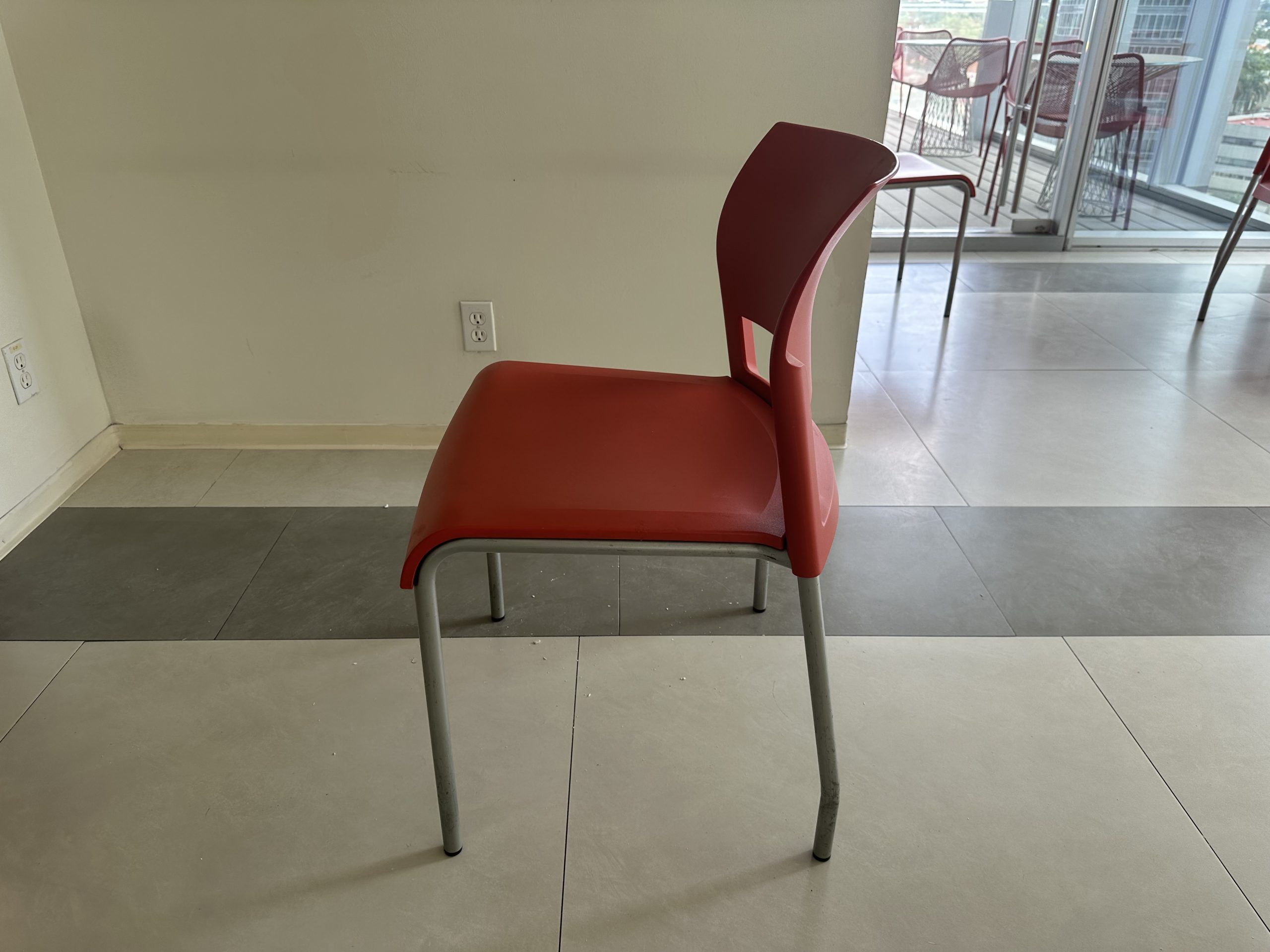 Lote 125 - 2 Sillas fijas, con asiento y respaldo en plástico color rojo - Imagen 3