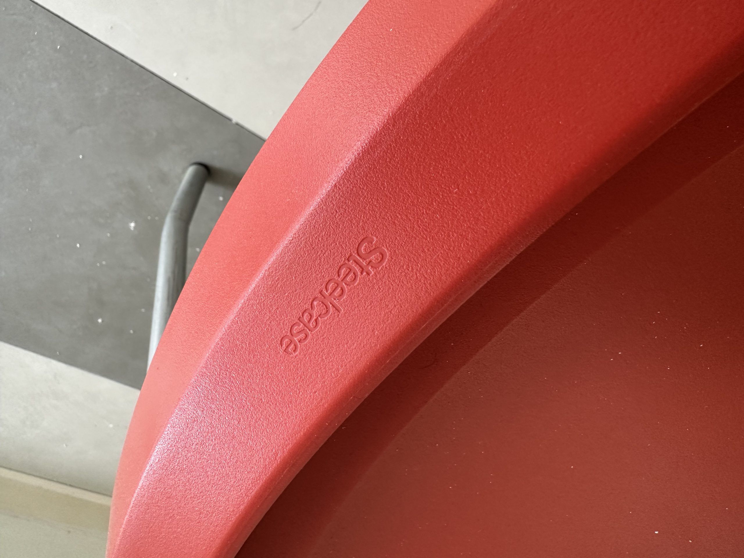 Lote 125 - 2 Sillas fijas, con asiento y respaldo en plástico color rojo - Imagen 2