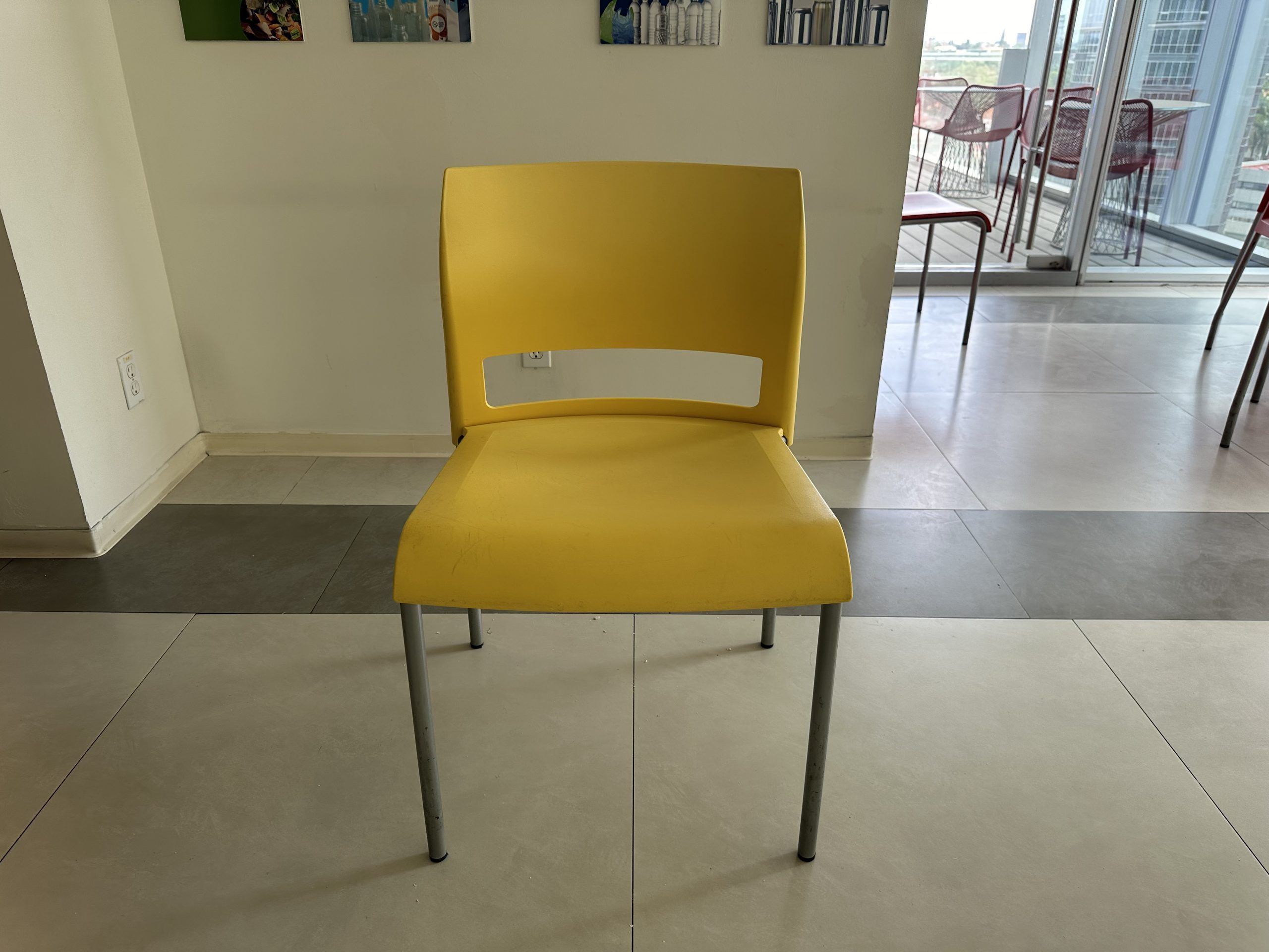 Lote 152 - 3 Sillas fijas, con asiento y respaldo en plástico color amarillo