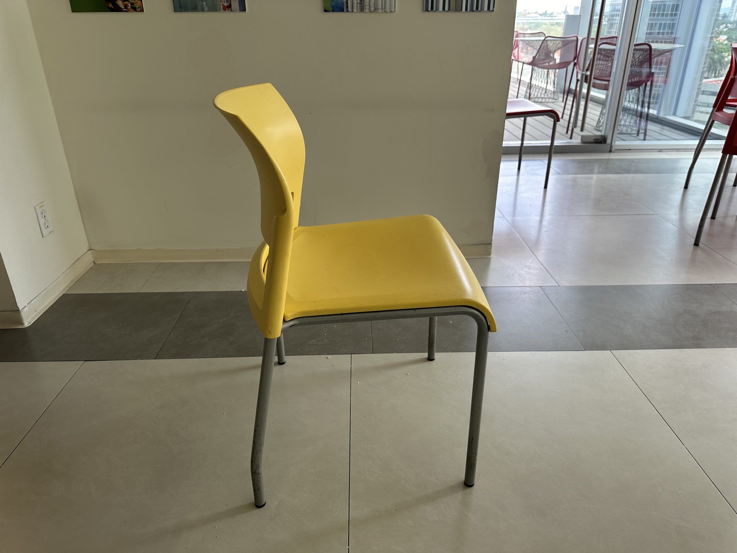 Lote 152 - 3 Sillas fijas, con asiento y respaldo en plástico color amarillo - Imagen 4
