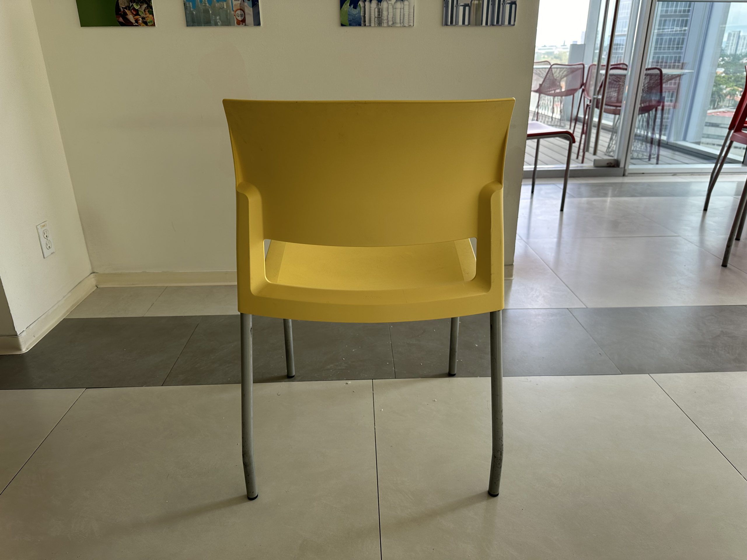 Lote 152 - 3 Sillas fijas, con asiento y respaldo en plástico color amarillo - Imagen 3