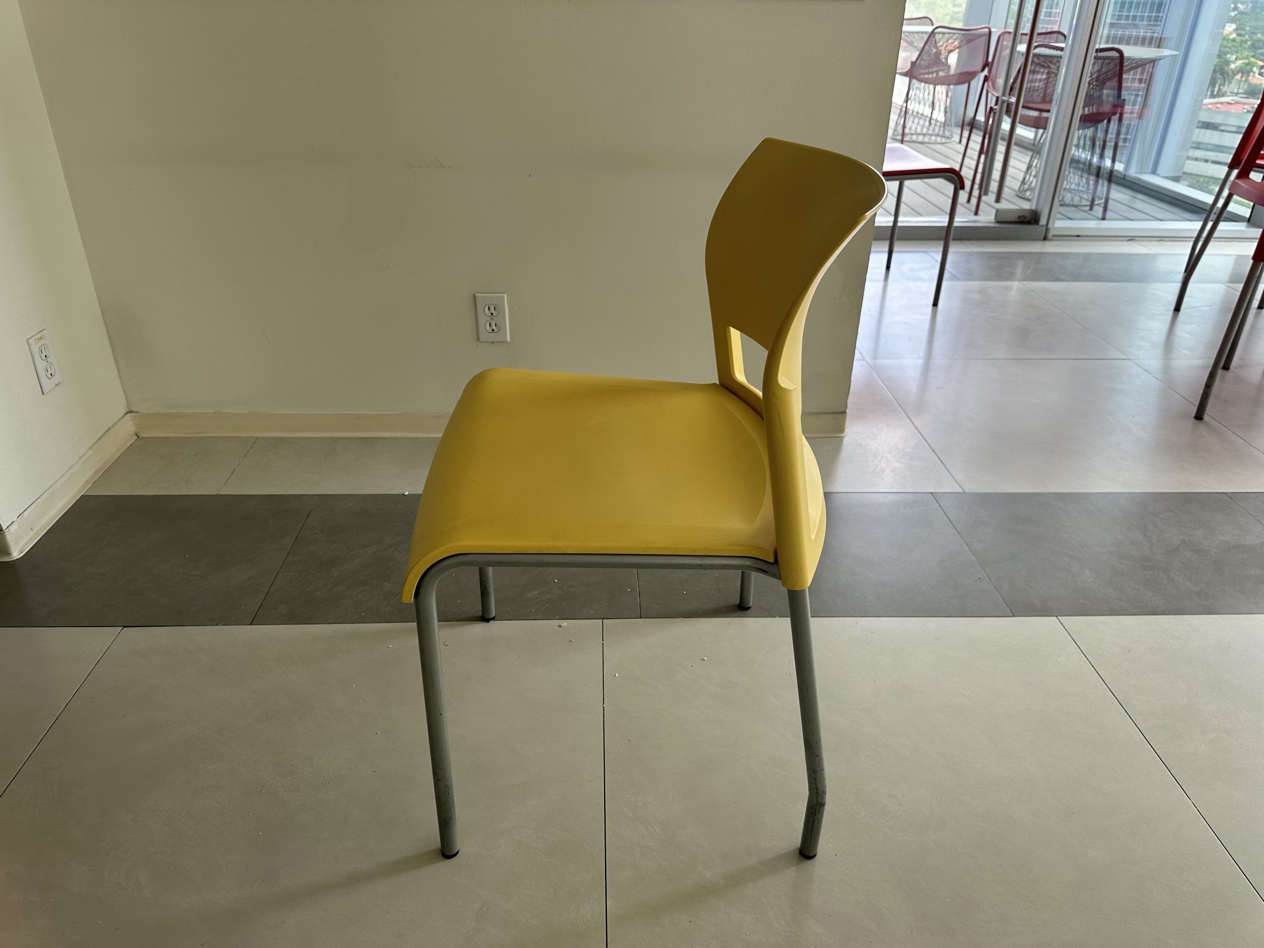 Lote 152 - 3 Sillas fijas, con asiento y respaldo en plástico color amarillo - Imagen 2